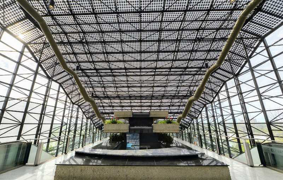 Il chiaro pannello solare temperato modellato si arca vetro fotovoltaico per la caratteristica del modulo di BIPV