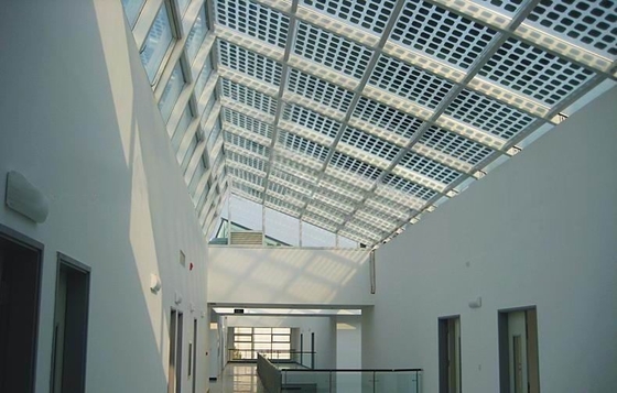 Il chiaro pannello solare temperato modellato si arca vetro fotovoltaico per la caratteristica del modulo di BIPV