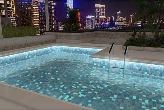 Moderno lusso luminoso nella piastrella di vetro scuro per piscine