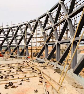 Edificio con tetto a cupola in lega di alluminio con copertura di lucernario in lamiera di fibra di FRP