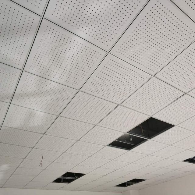 Piastra di piastrelle per soffitti in gesso a pellicola di PVC per uso decorativo, pannello di soffitto in gesso